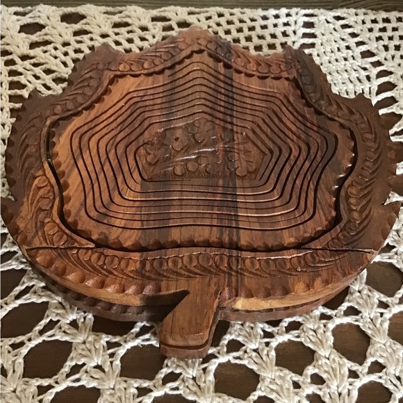 Wooden carved collapsible bowl with handle - Picture 4 of 5